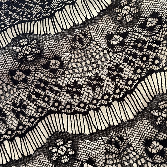 Flowy black lace tank top - Picture 3 of 4